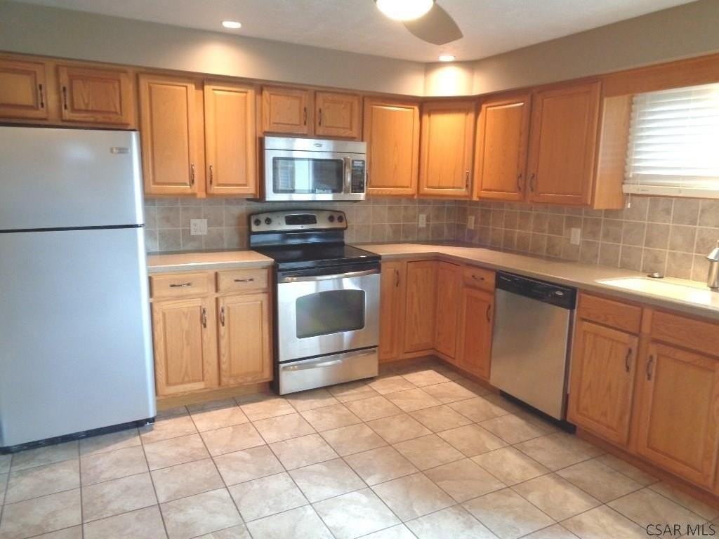 124 Clayton Dr Apt B - Photo 2 of 8