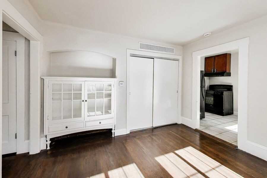 825 55th St - Photo 3 of 17