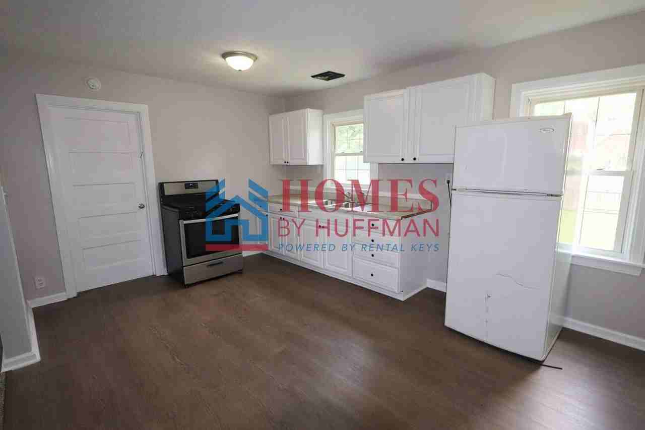 1504 Monroe Ave - Photo 7 of 19