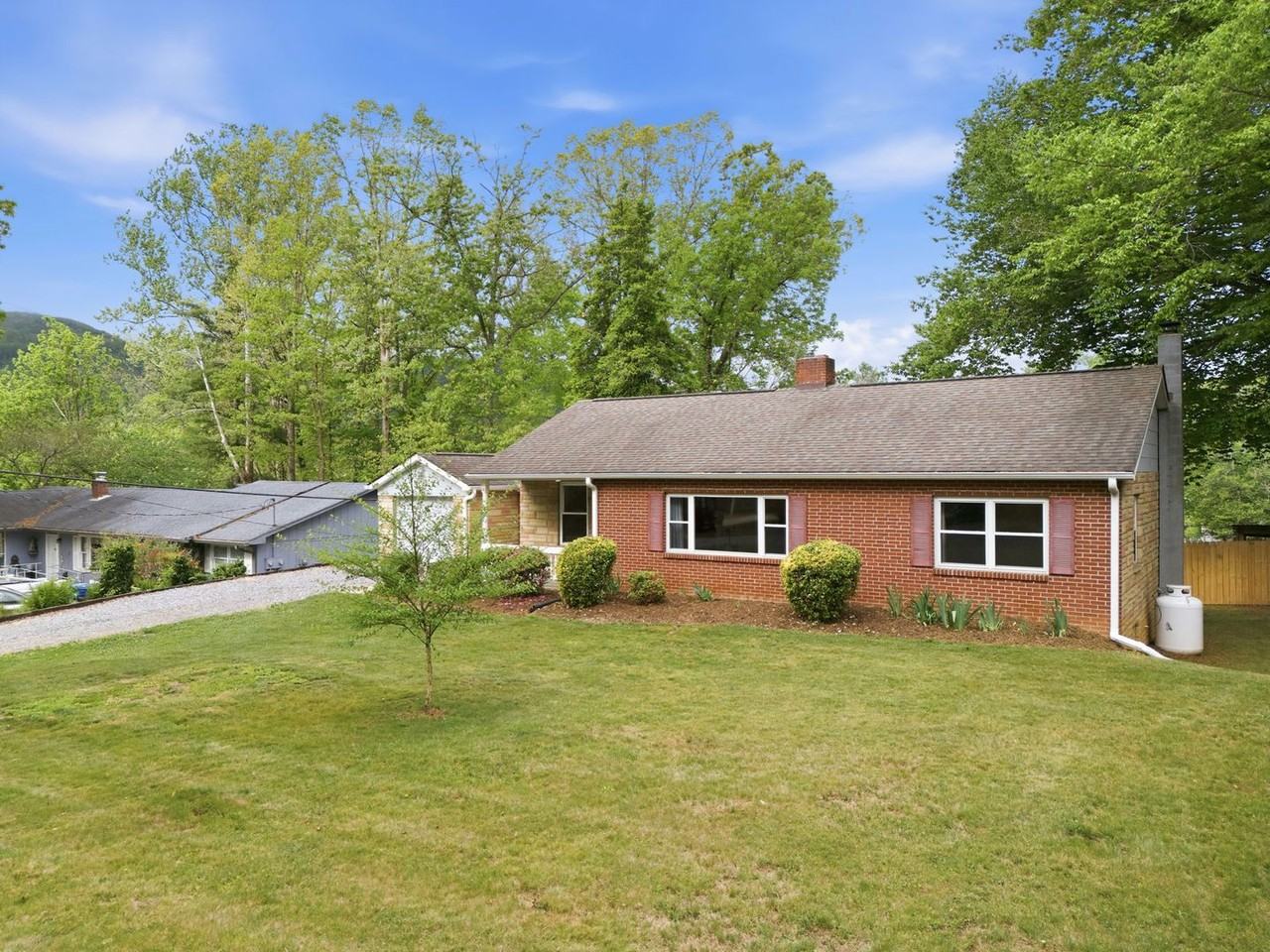 141 Rowland Rd - Photo 3 of 28