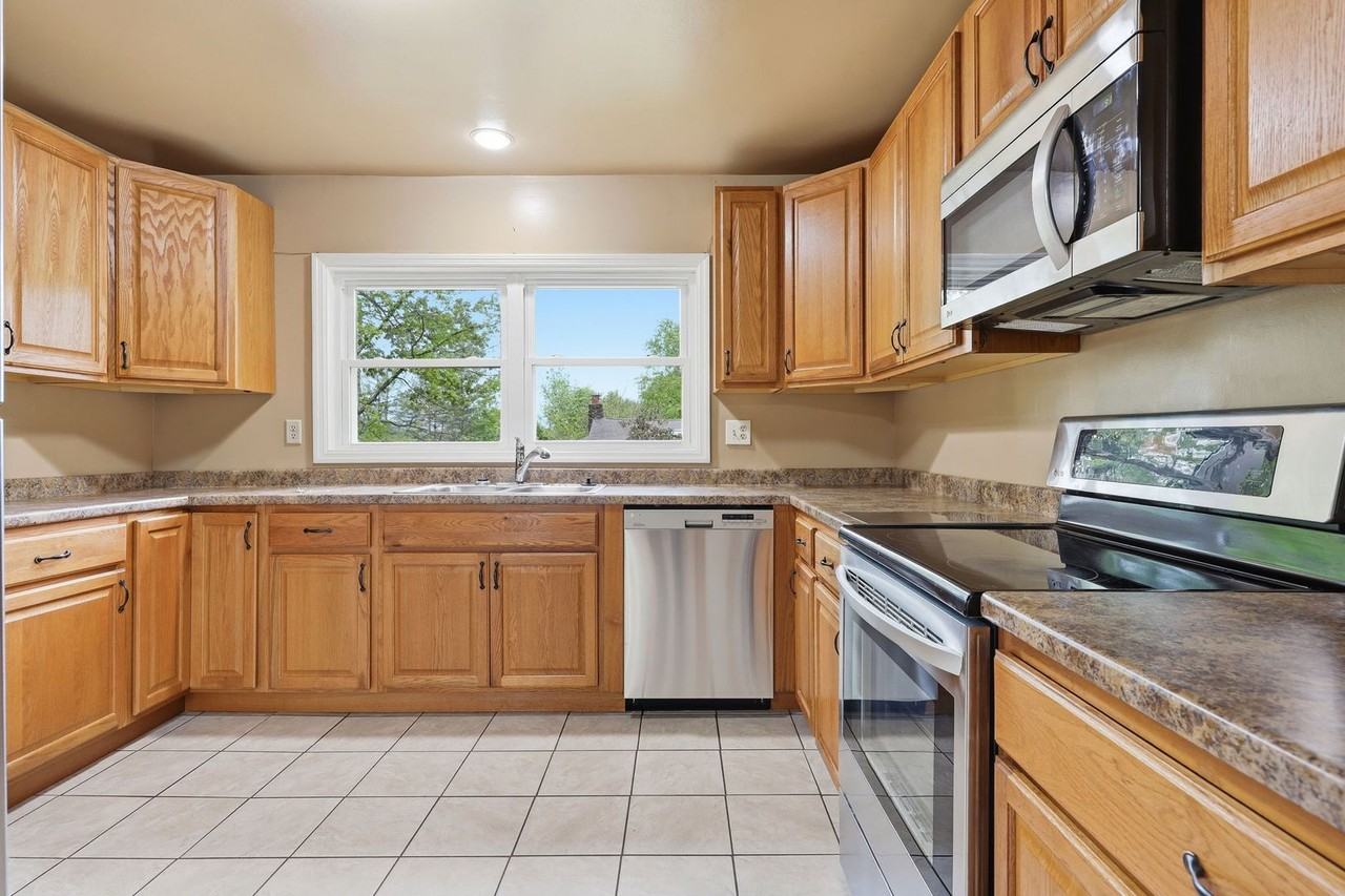 141 Rowland Rd - Photo 5 of 28