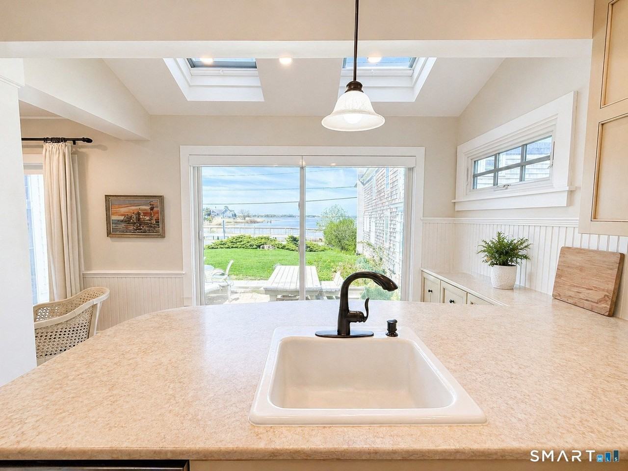 280 1st Ave - Photo 4 of 24