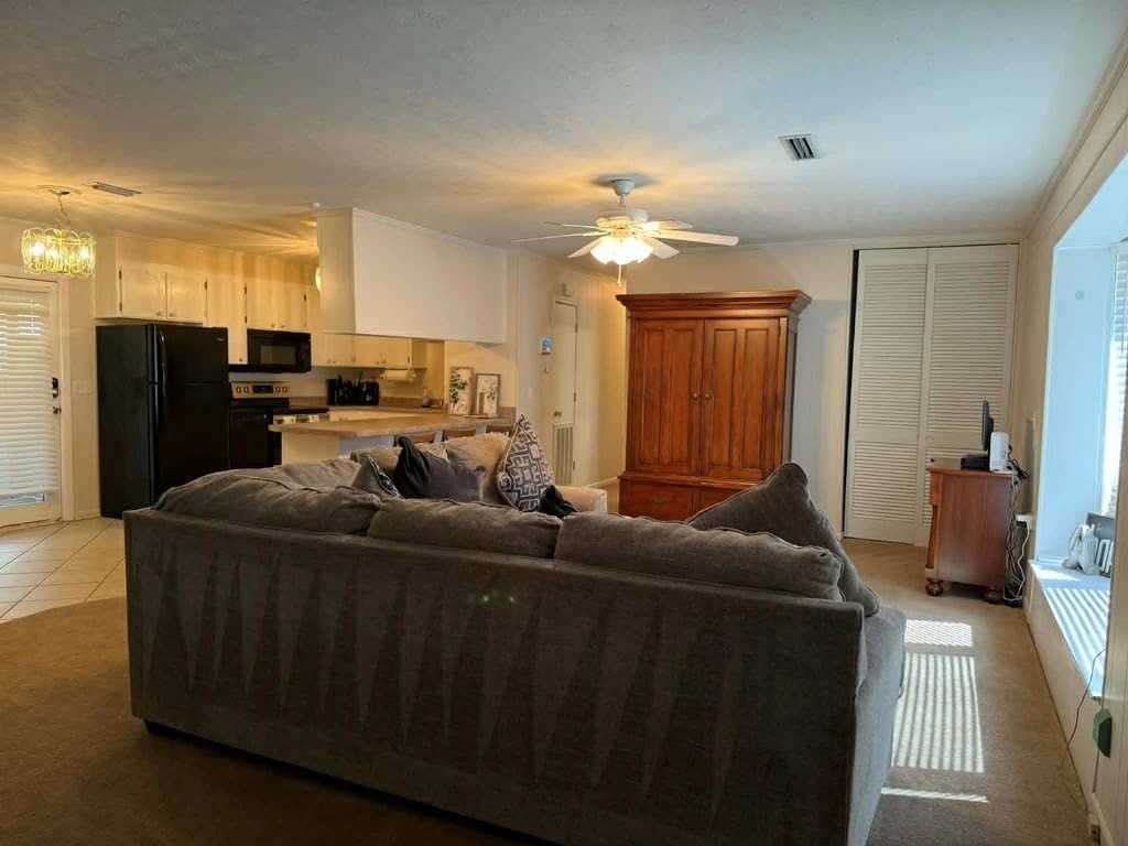 1009 Jonathan St - Photo 4 of 15
