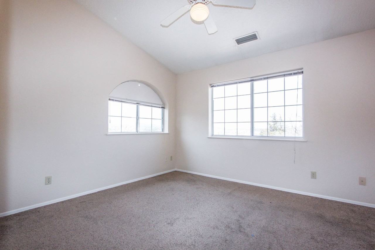 415 S Alarcon St - Photo 7 of 12