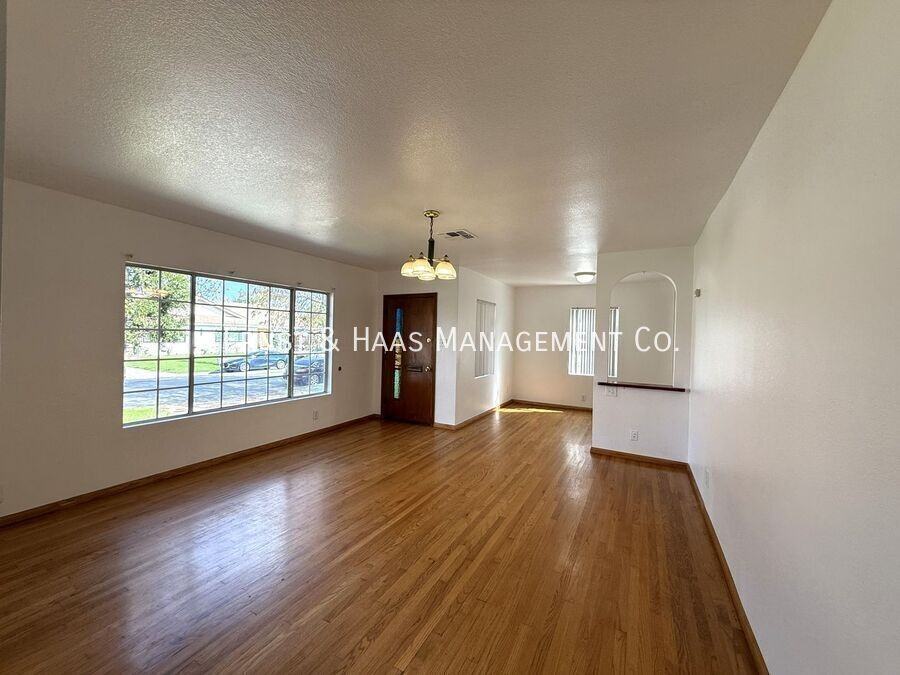 4723 Blackthorne Ave - Photo 3 of 31