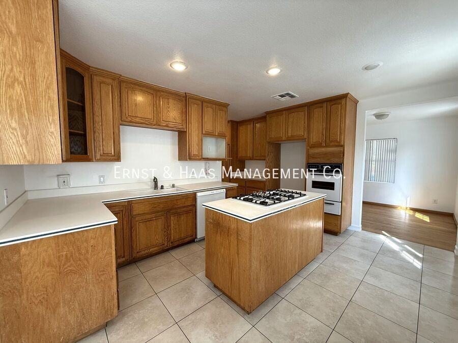 4723 Blackthorne Ave - Photo 5 of 31