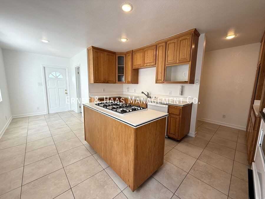 4723 Blackthorne Ave - Photo 6 of 31