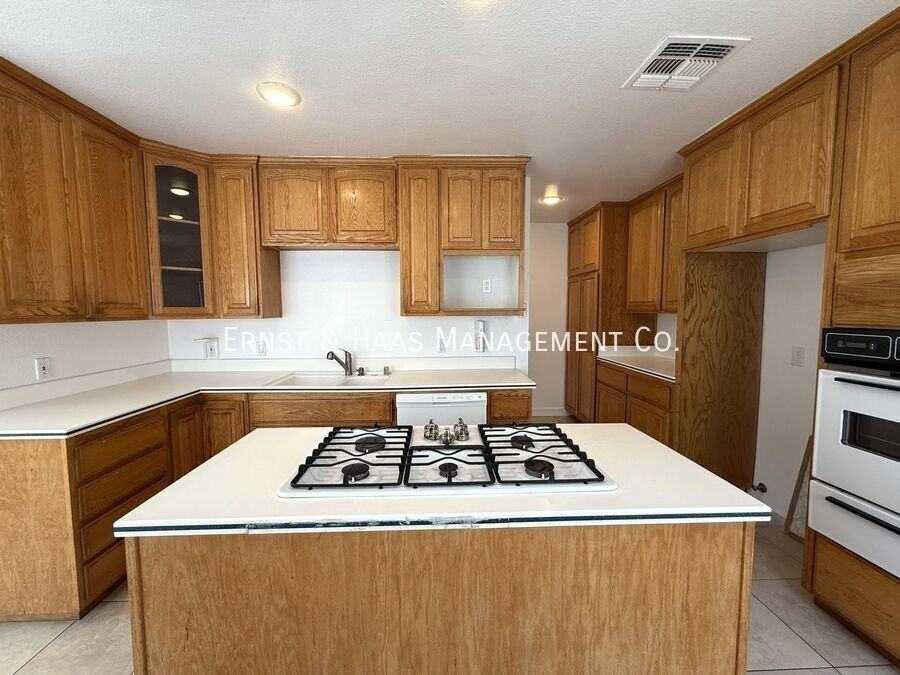 4723 Blackthorne Ave - Photo 7 of 31