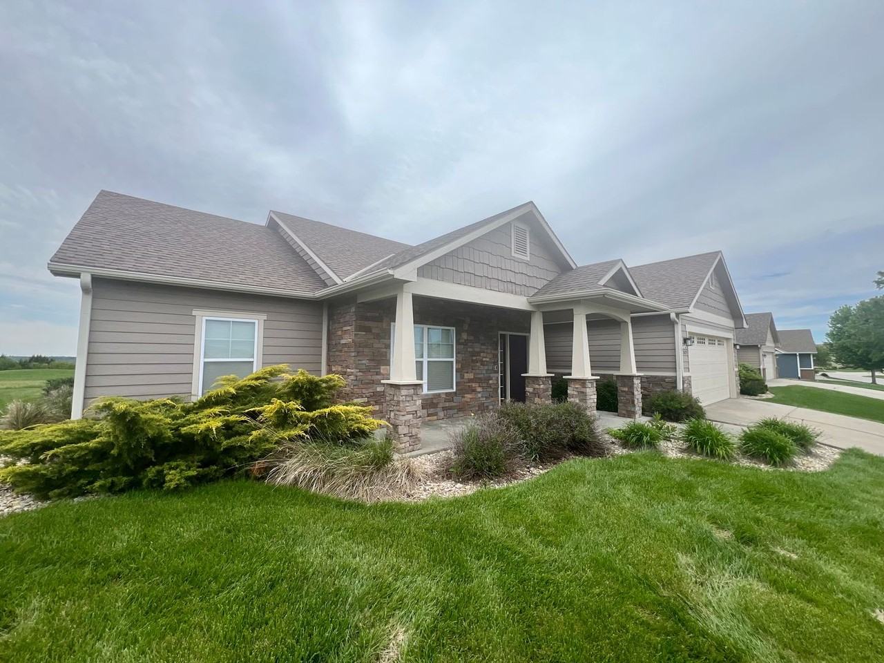 2425 Bellerive Cir - Photo 2 of 24