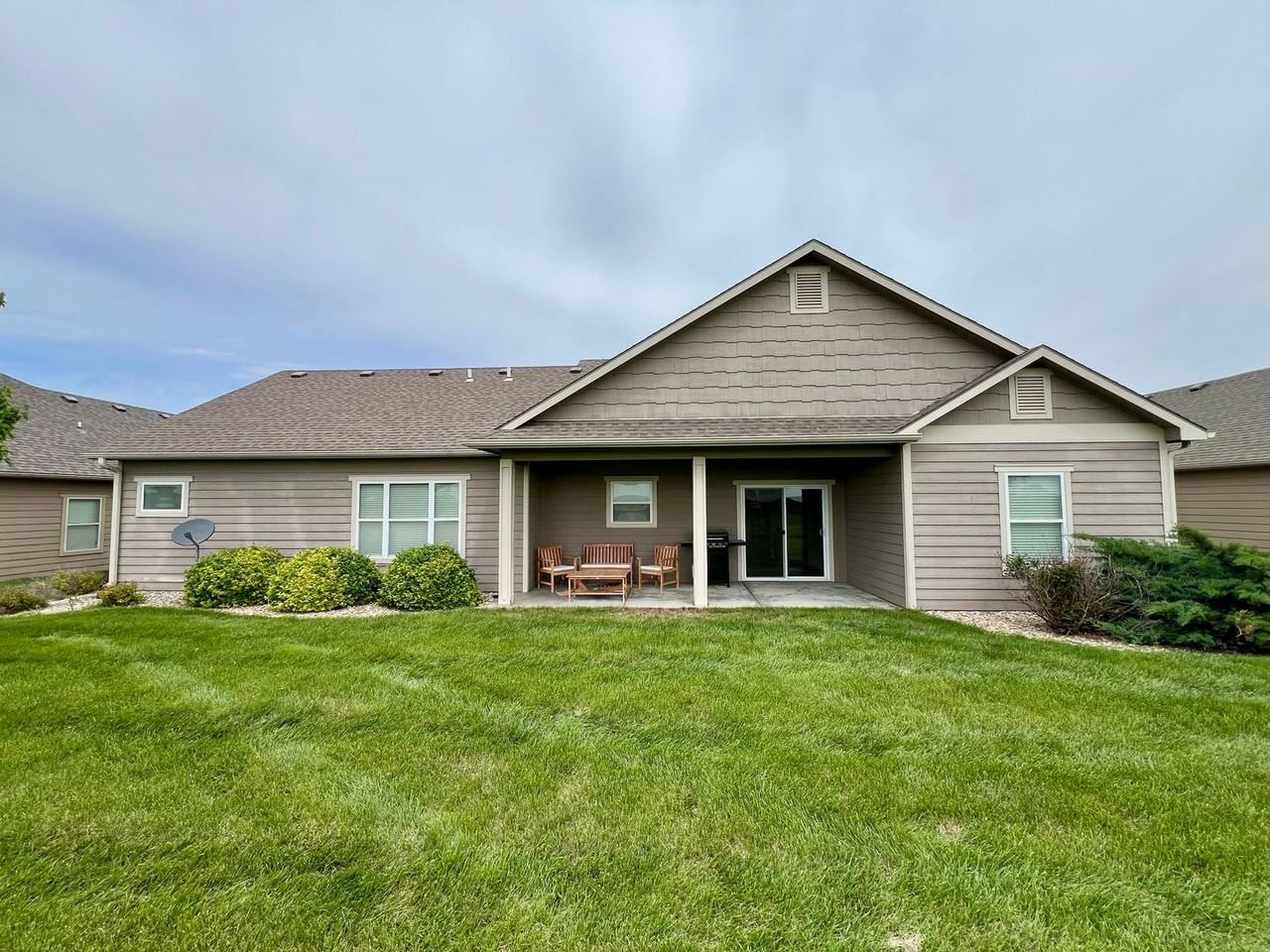 2425 Bellerive Cir - Photo 3 of 24