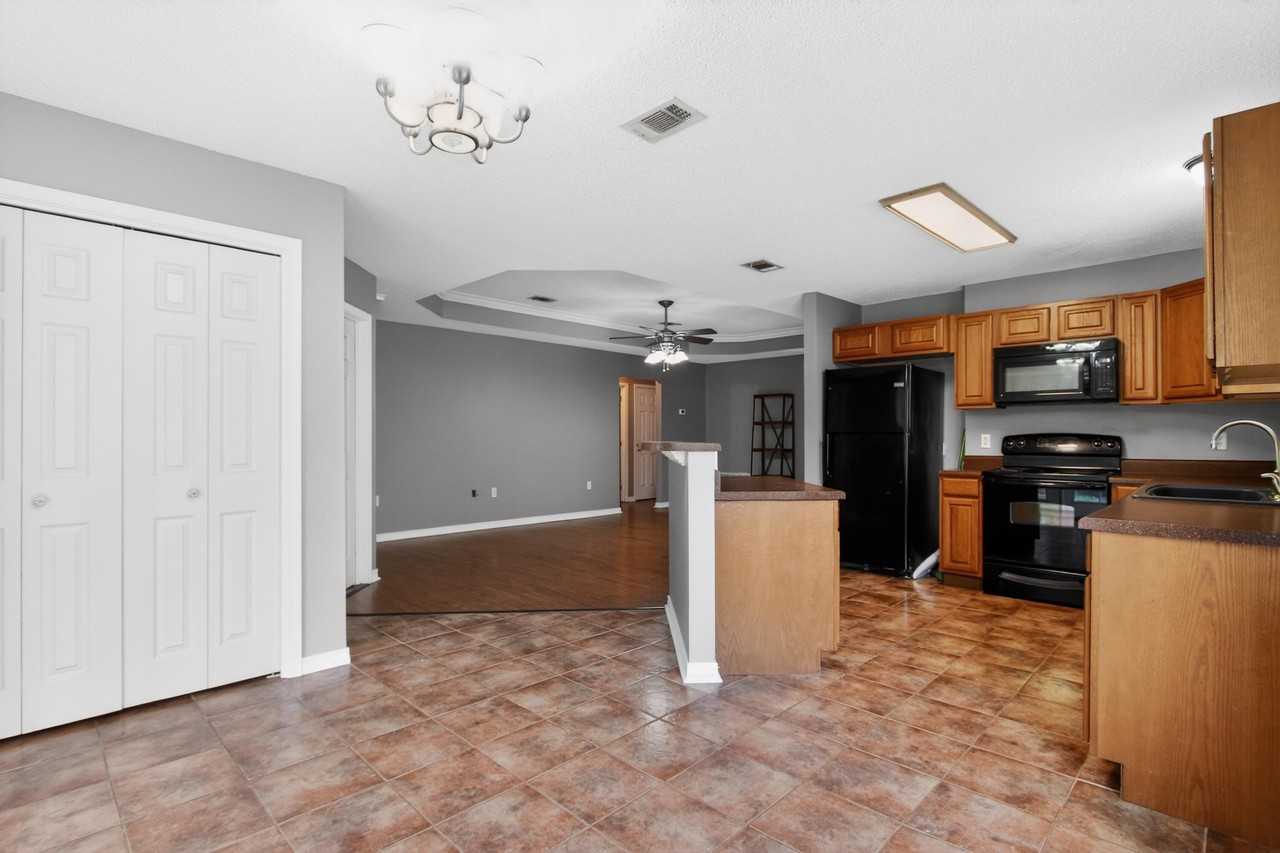 203 8th Ave - Photo 4 of 24