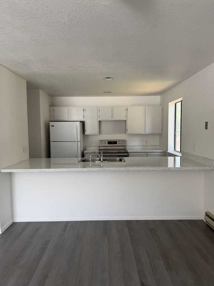 2015 Blake Ave - Photo 2 of 10