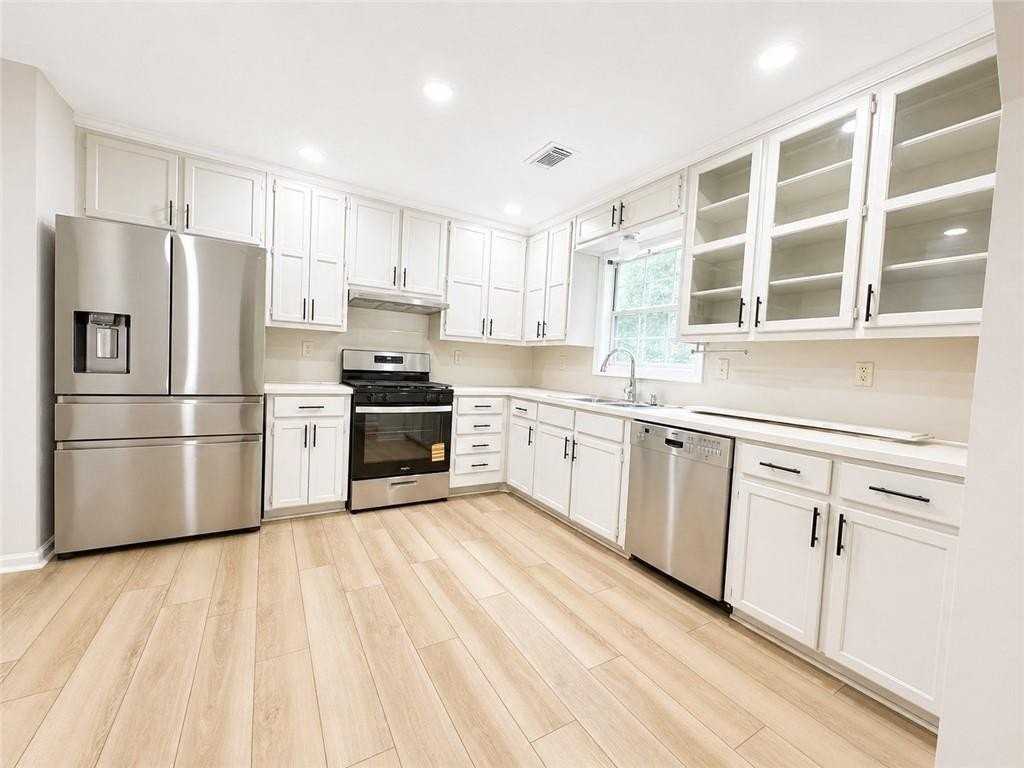 1400 Chalet Cir - Photo 4 of 11