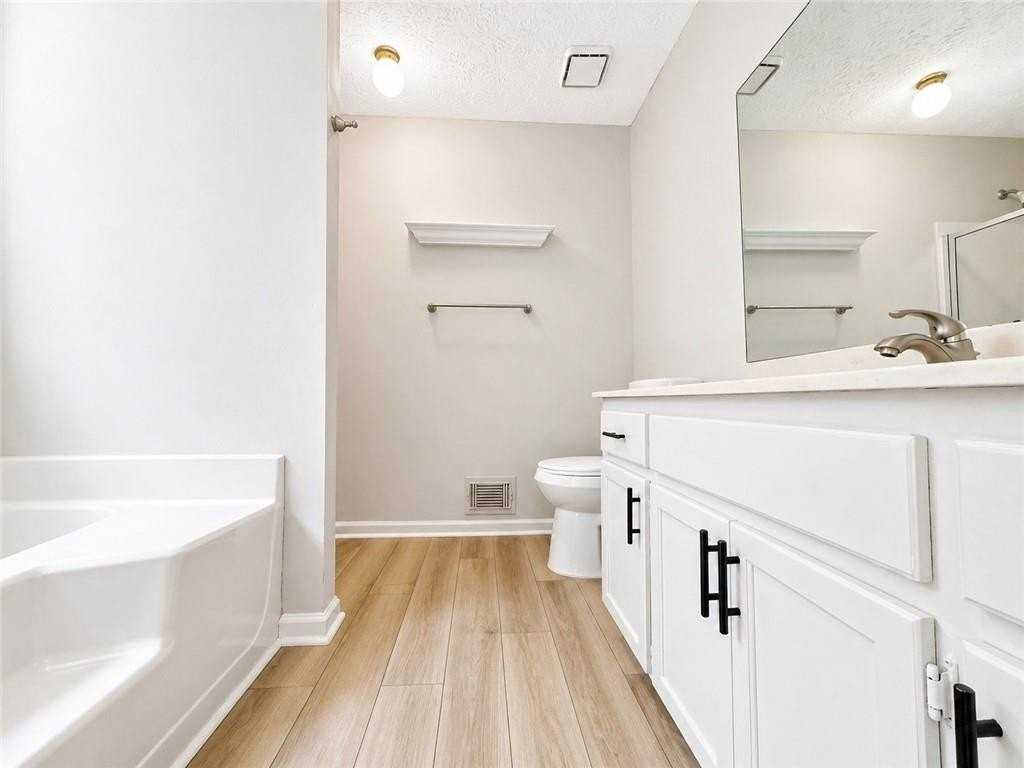1400 Chalet Cir - Photo 7 of 11