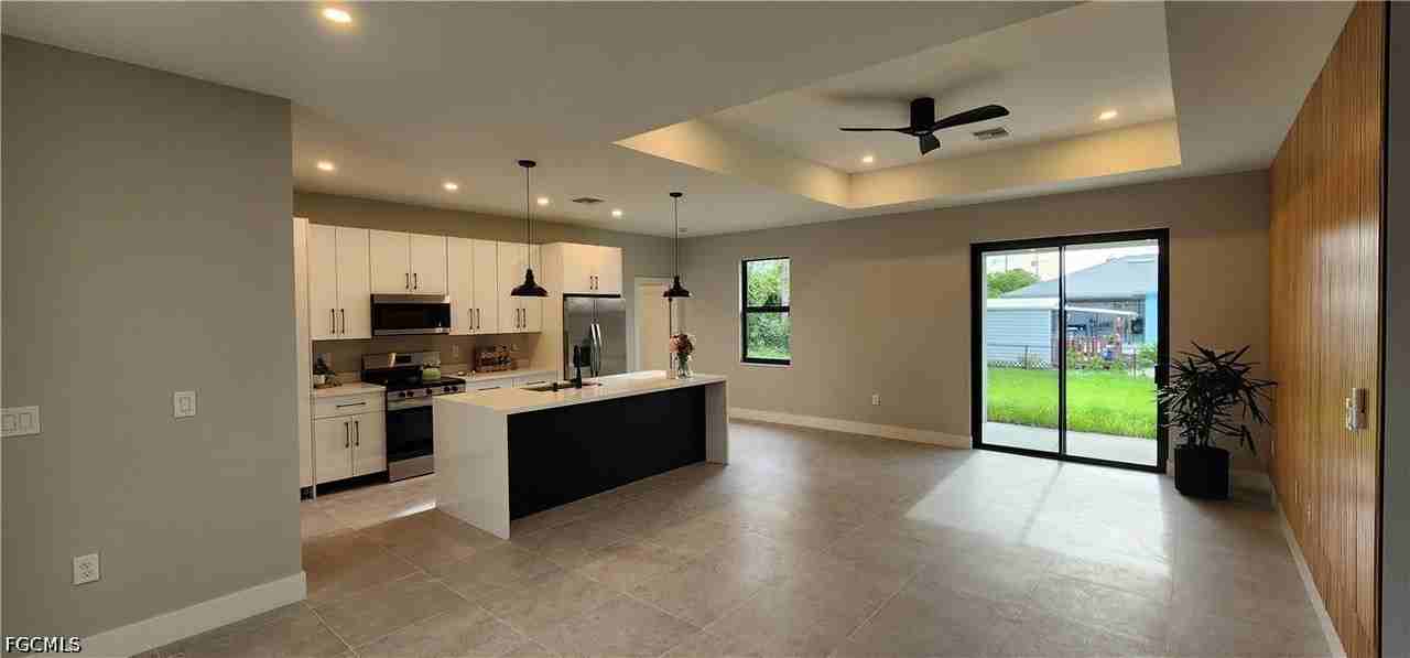 758 Worth Ave - Photo 3 of 22