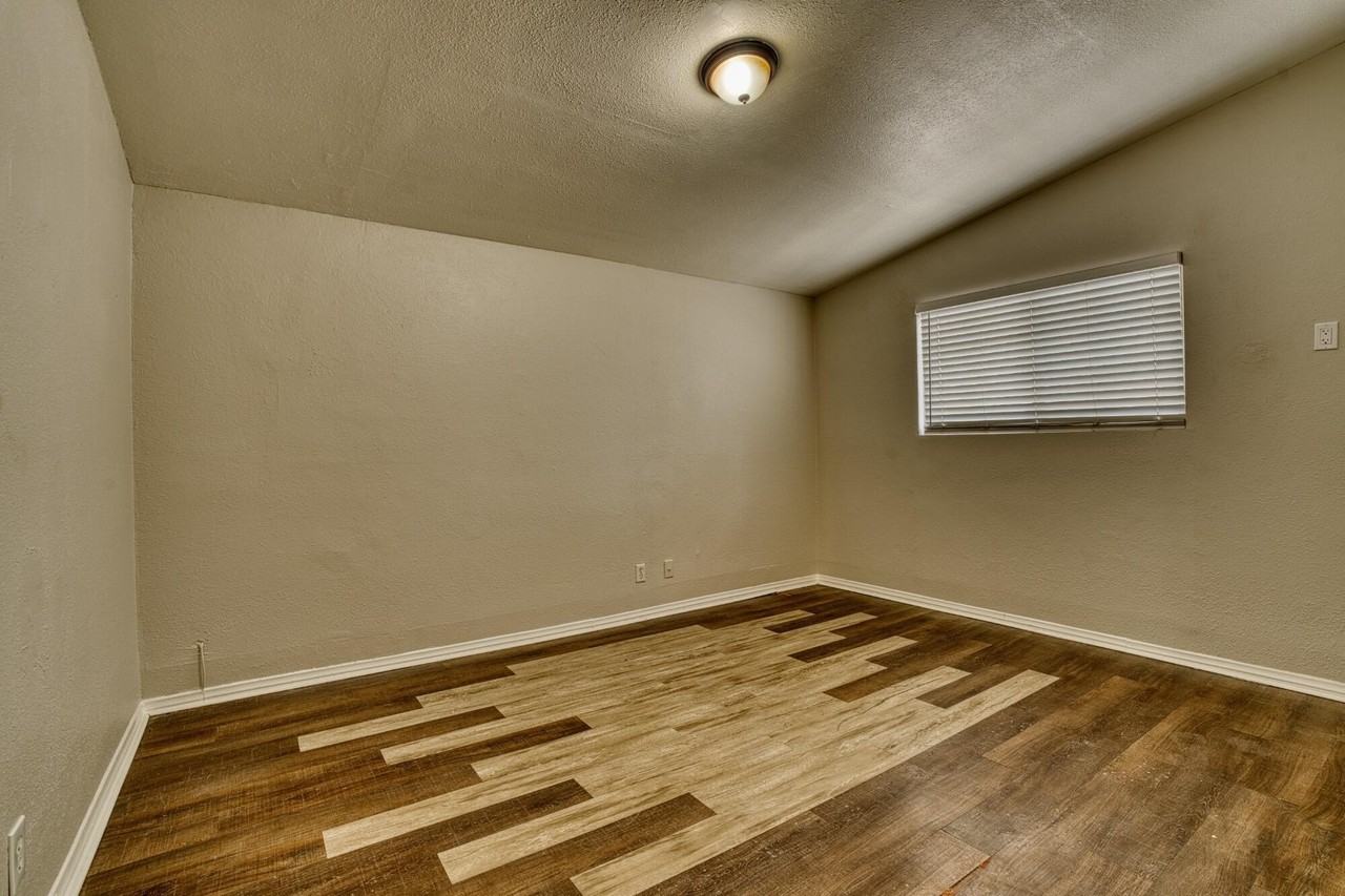 2047 W Lingard St - Photo 3 of 15
