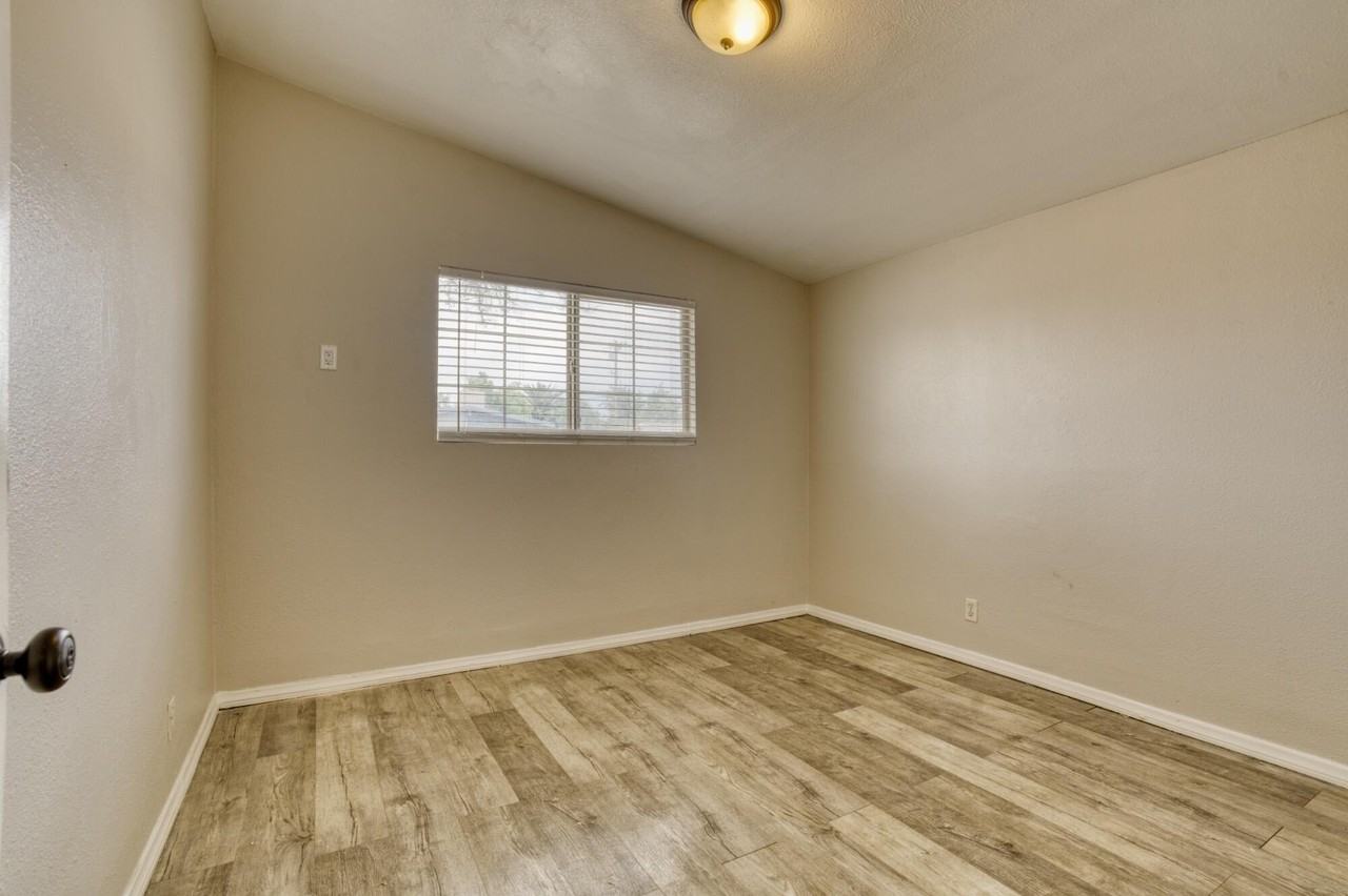 2047 W Lingard St - Photo 4 of 15