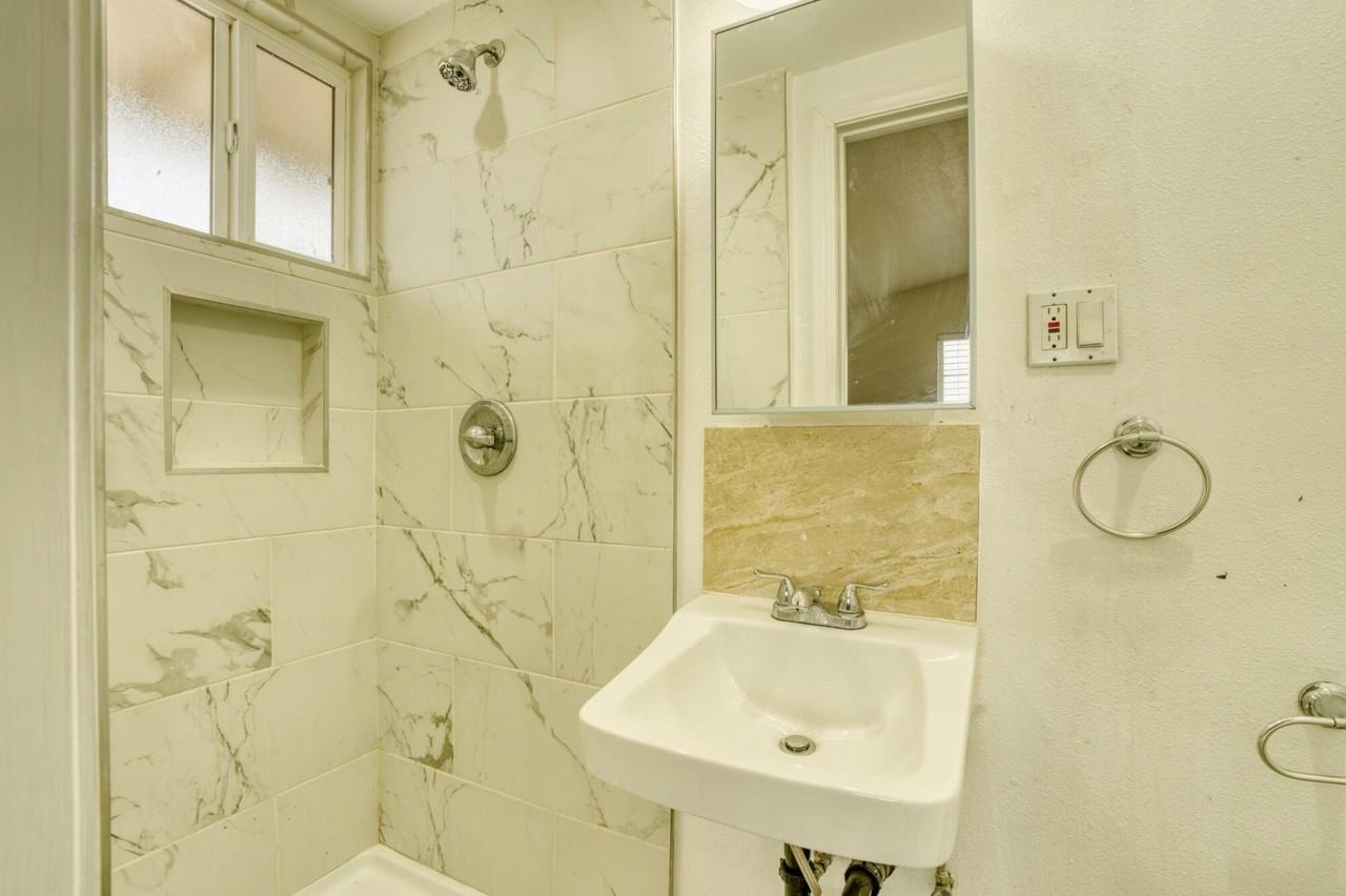 2047 W Lingard St - Photo 5 of 15