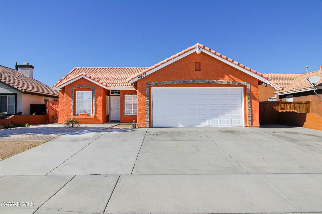 36805 Alder St - Photo 2 of 24