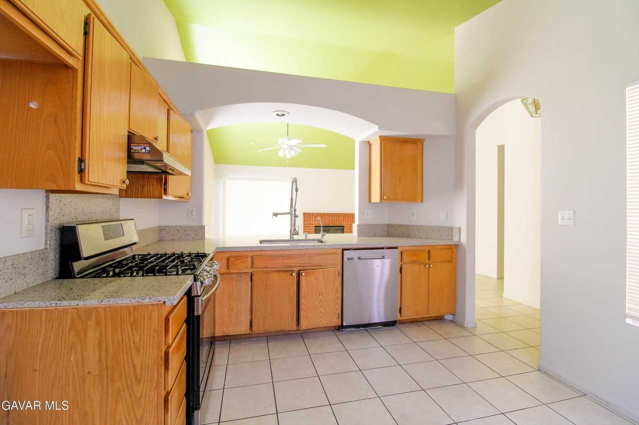 36805 Alder St - Photo 4 of 24