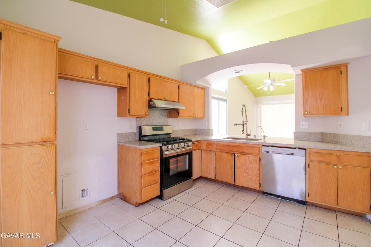 36805 Alder St - Photo 5 of 24