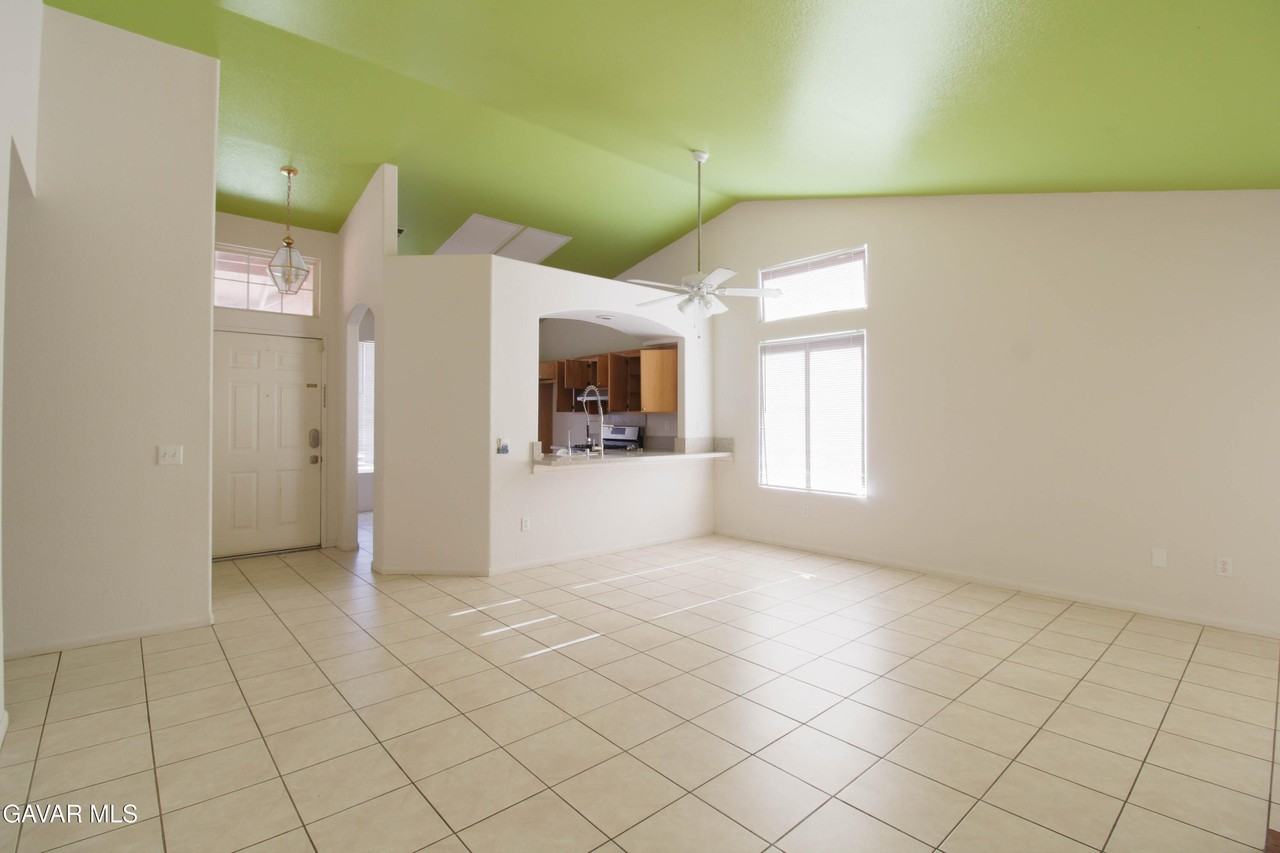36805 Alder St - Photo 7 of 24