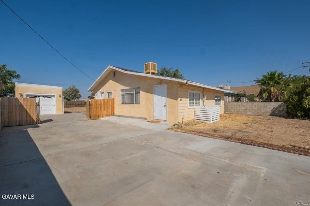 2725 Desert St - Photo 2 of 22