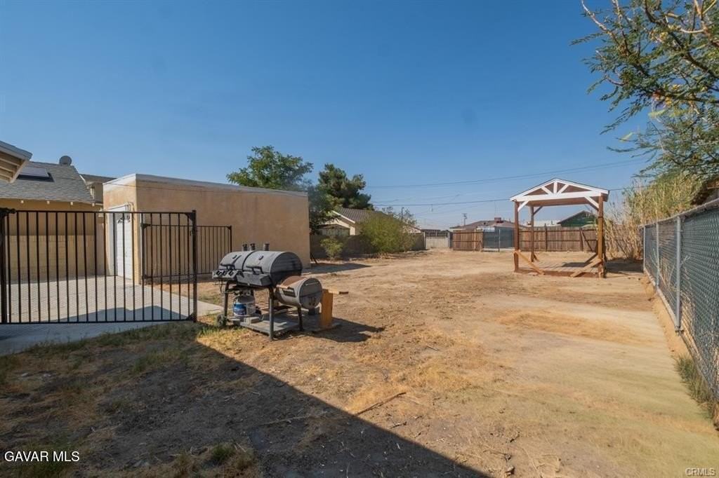2725 Desert St - Photo 3 of 22