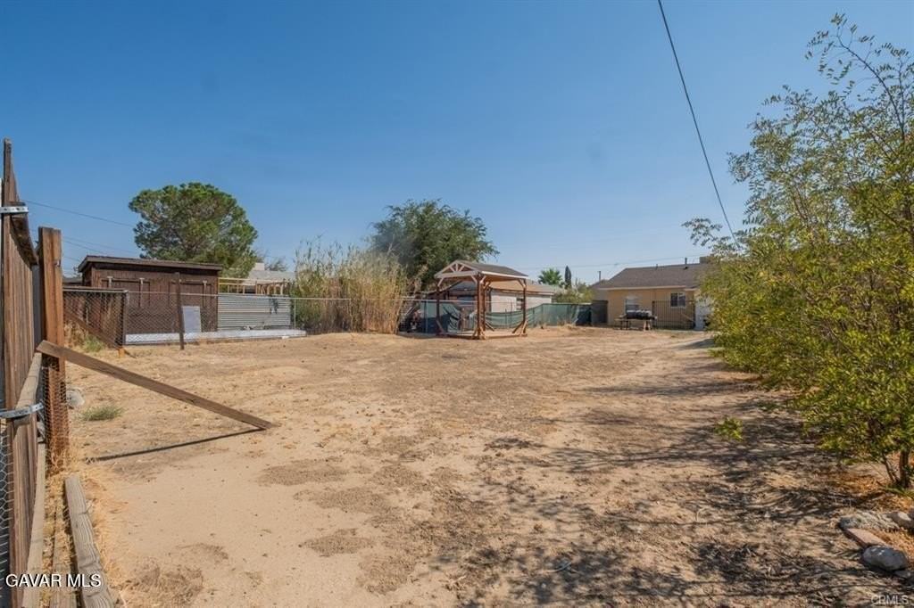2725 Desert St - Photo 4 of 22