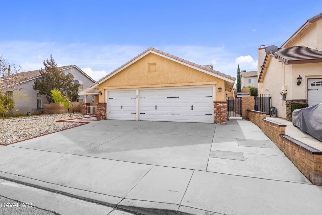 3310 Caspian Dr - Photo 3 of 40
