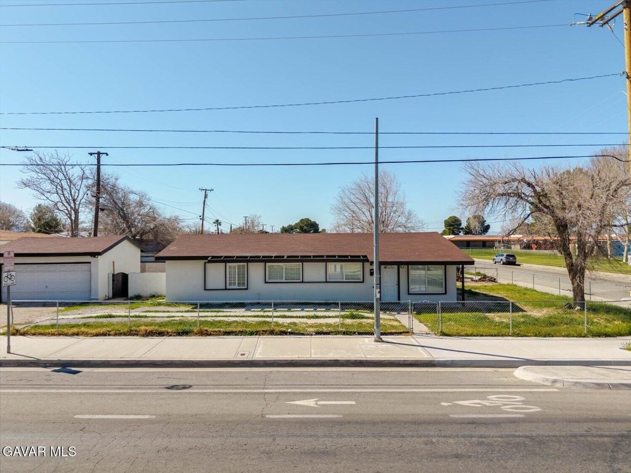 44961 5th St E - Photo 4 of 29