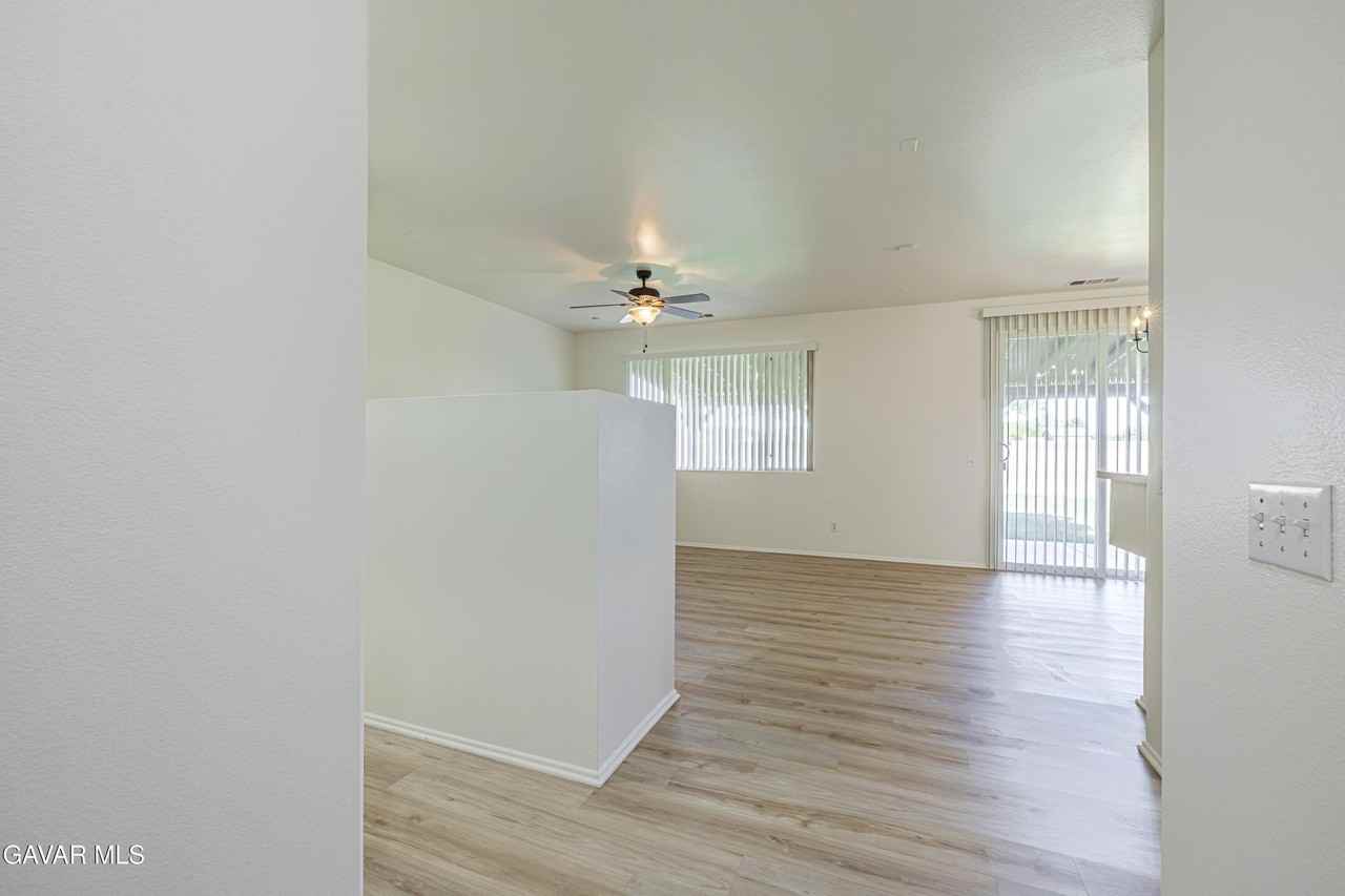 45858 Coventry Ct - Photo 4 of 25