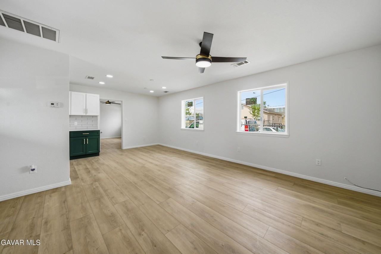 2059 Shasta St - Photo 4 of 28