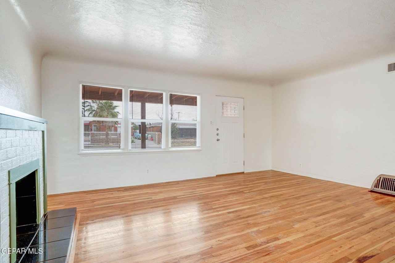 819 Ellis St - Photo 3 of 24