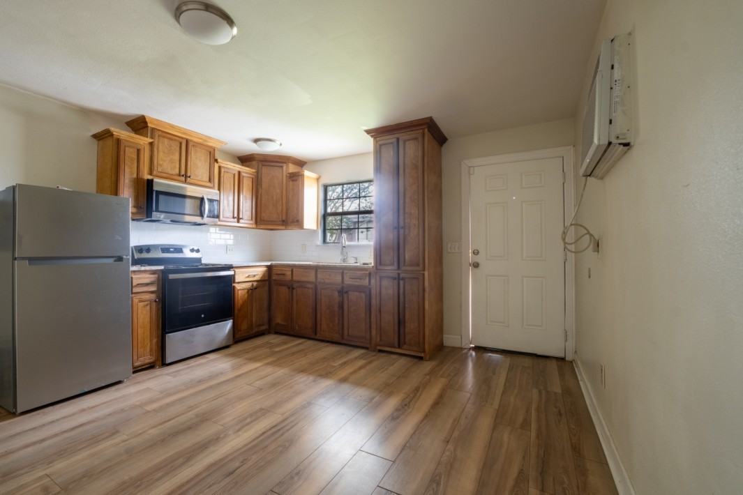 220 Armstrong St - Photo 7 of 26