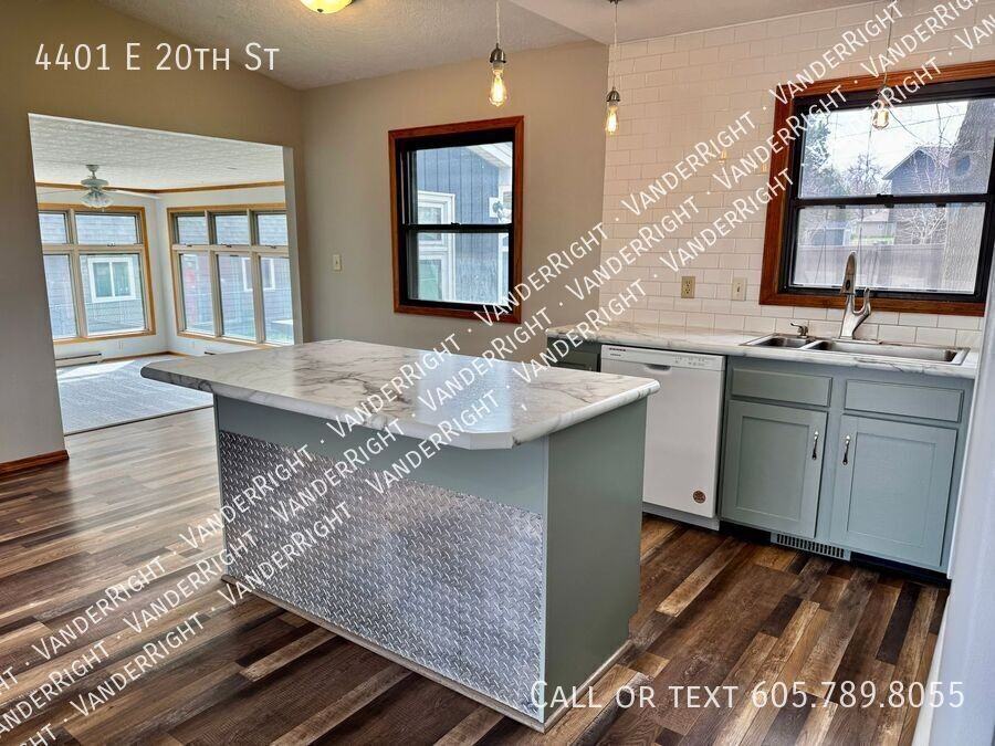4401 E 20th St - Photo 3 of 33