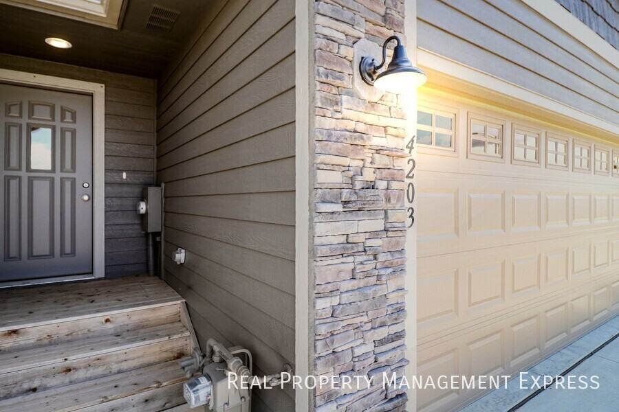 4203 N Knob Hill Ct - Photo 2 of 34