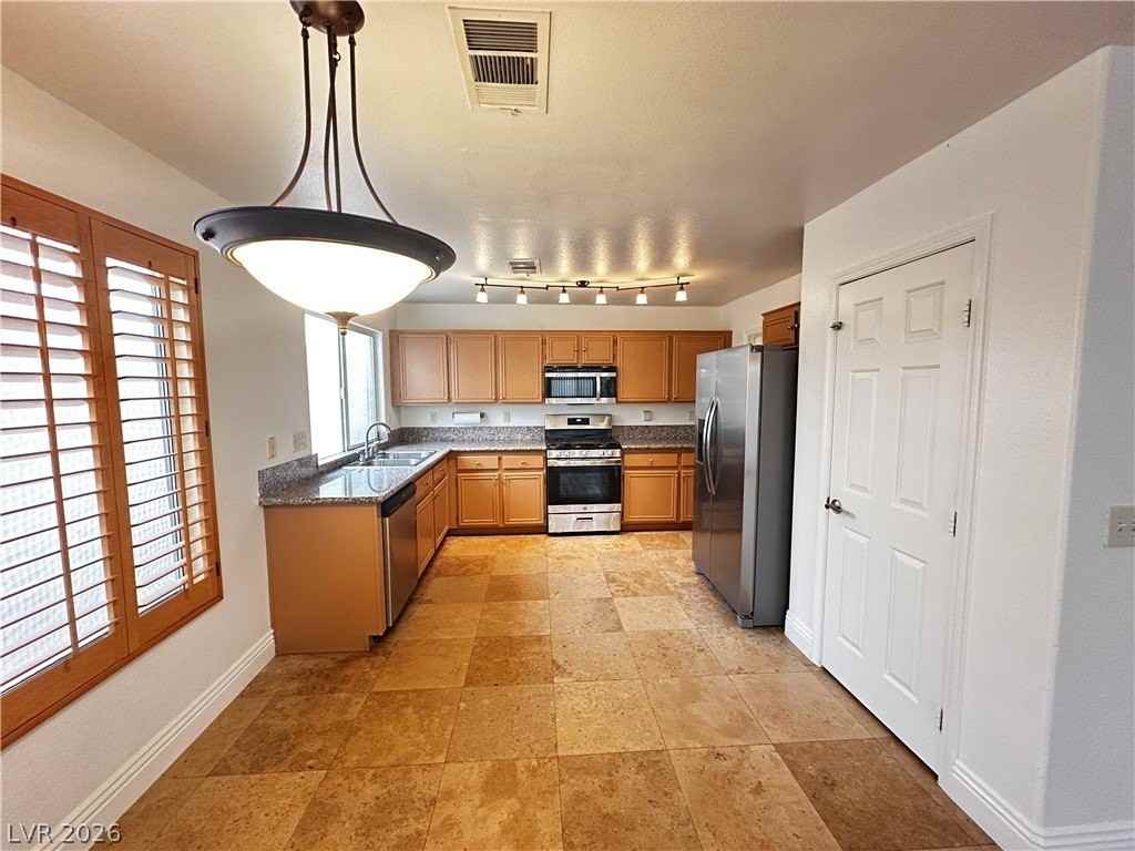 8388 Montgomery St - Photo 7 of 30