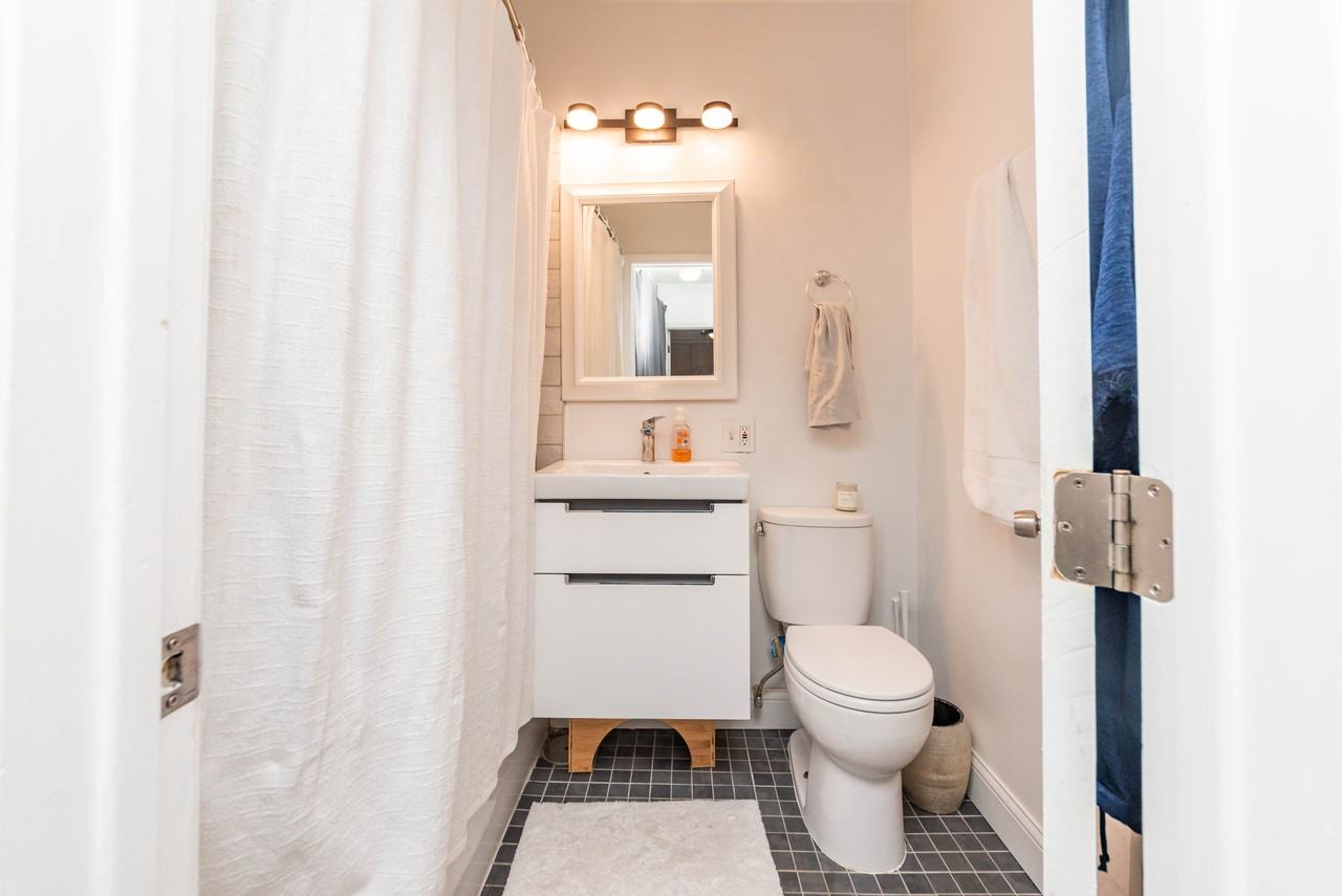 1750 N Wells St #106 - Photo 6 of 8