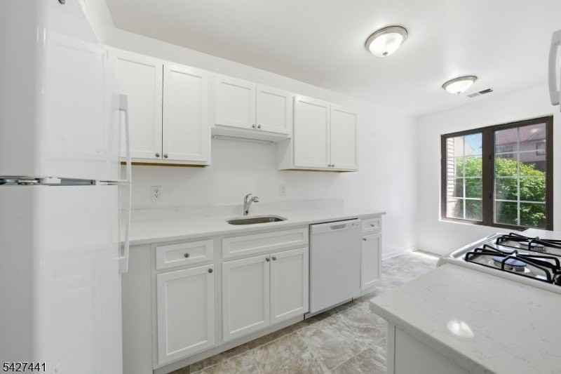 11 Deer Hill Ct - Photo 7 of 32