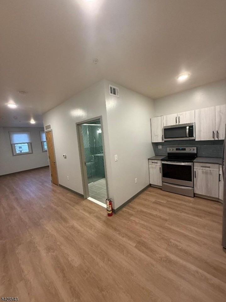 70 W Grand St #17 - Photo 3 of 5