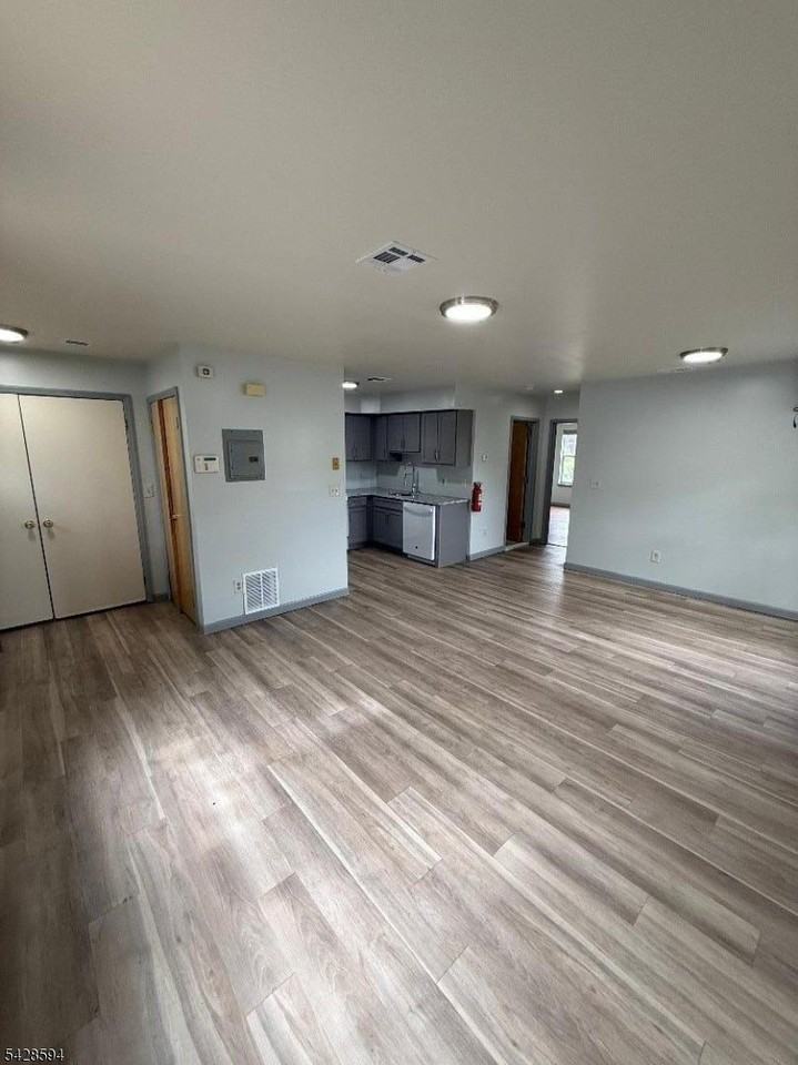 501503 Morris Ave - Photo 4 of 11