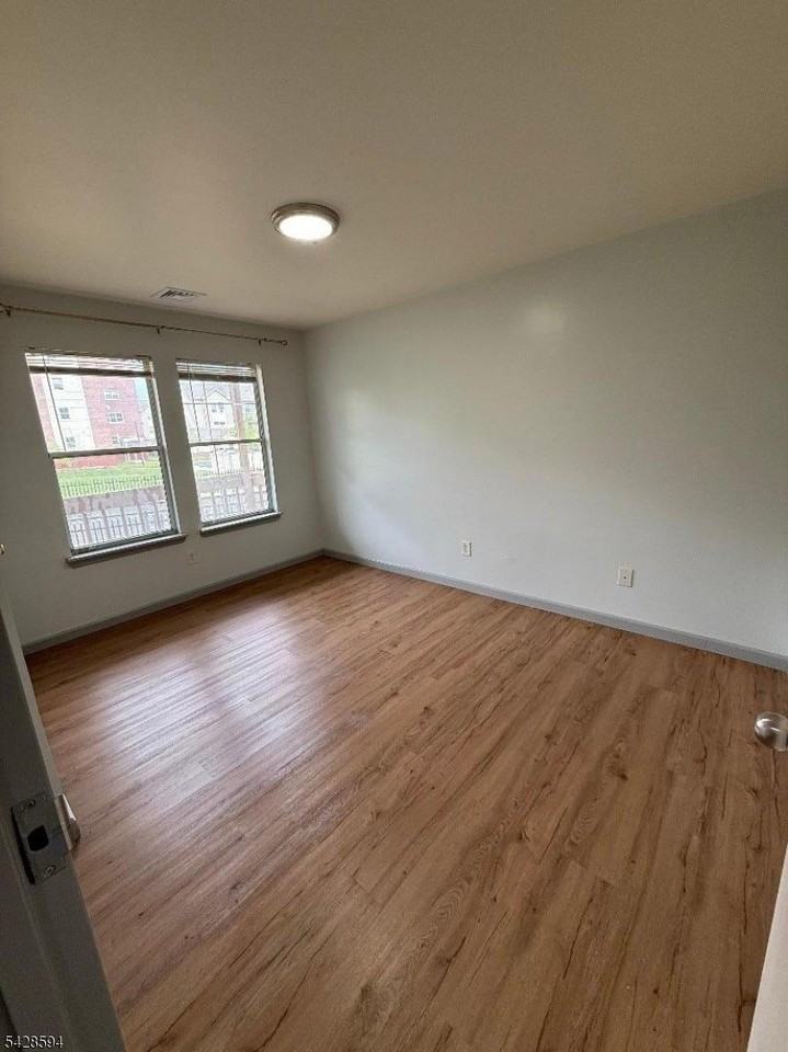 501503 Morris Ave - Photo 7 of 11