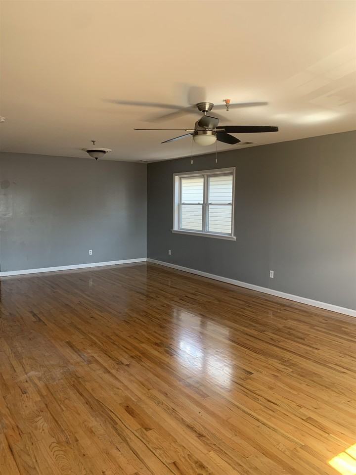 512 6th St #3 - Photo 2 of 11