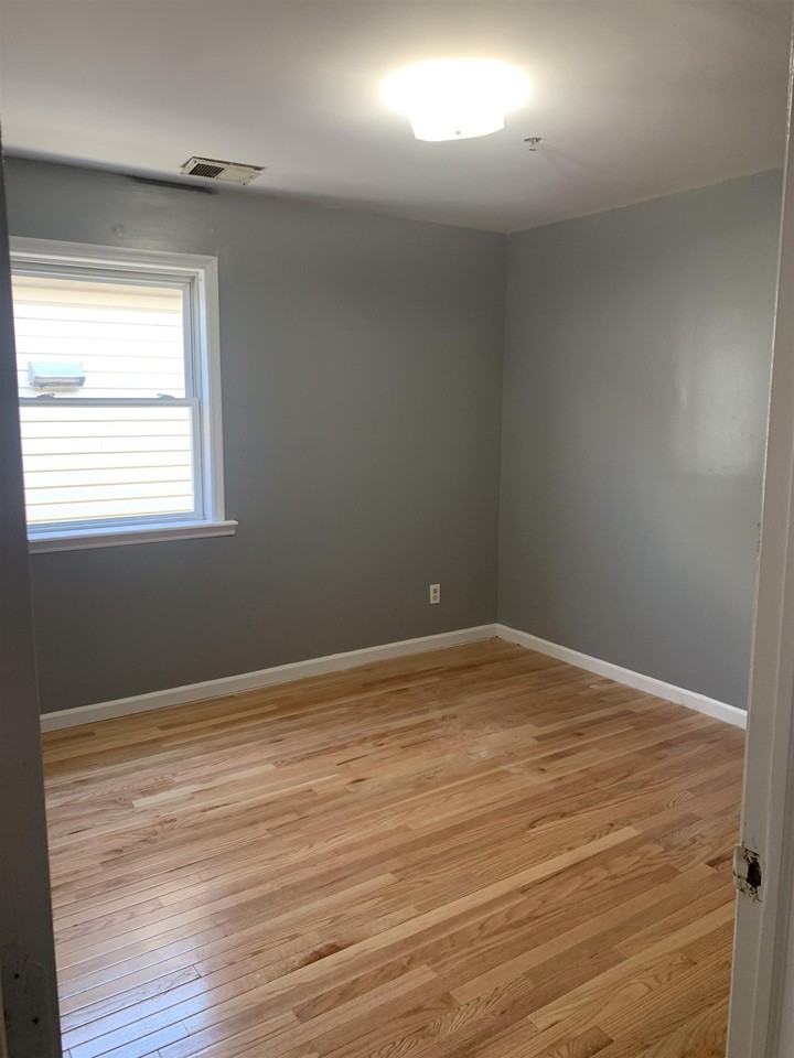 512 6th St #3 - Photo 4 of 11