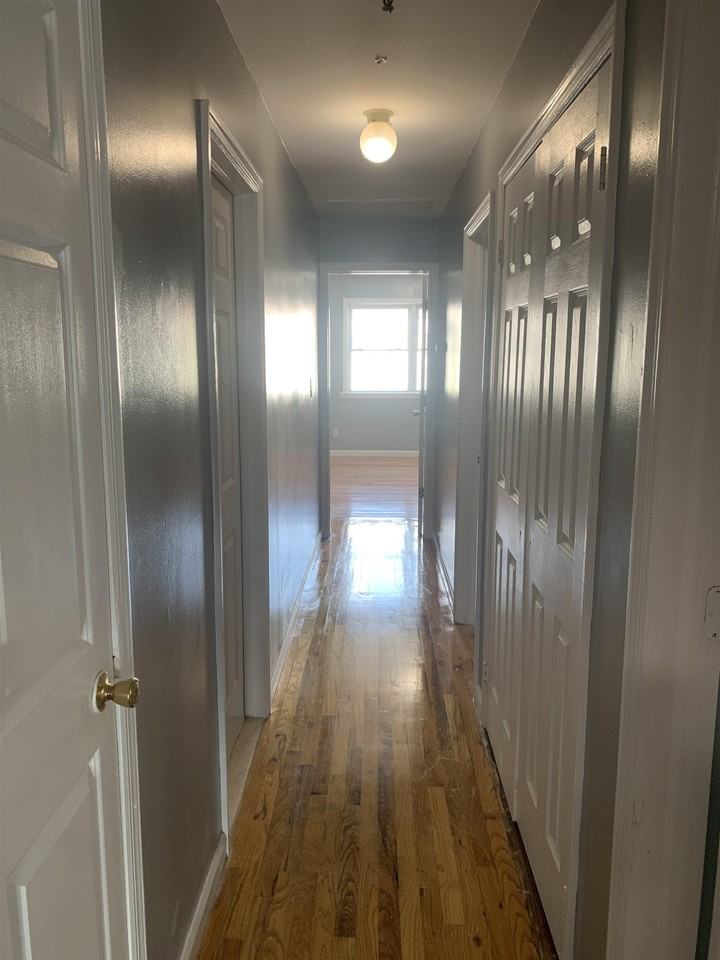 512 6th St #3 - Photo 5 of 11