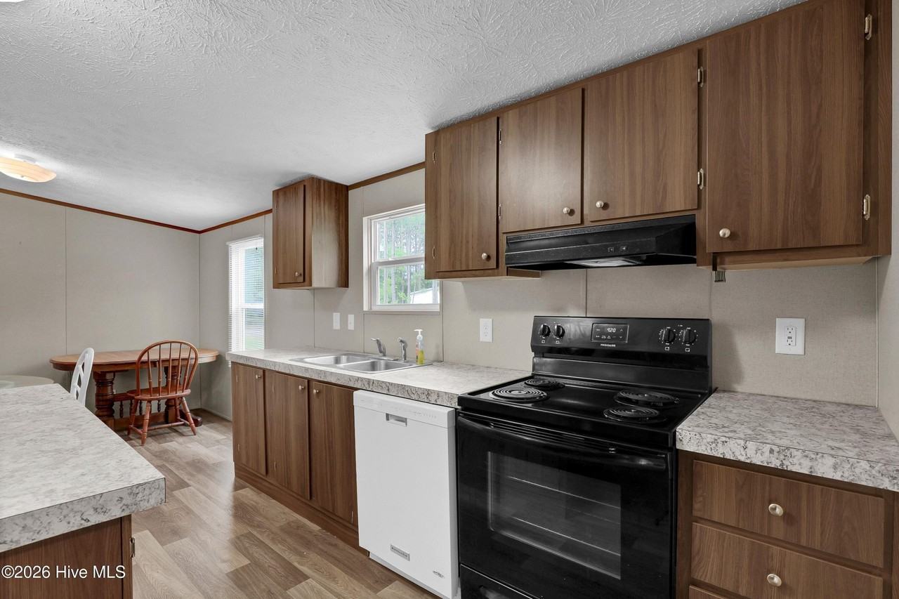 233 Old Folkstone Rd - Photo 7 of 26