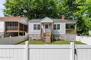 featured image of 2402 Oaks Rd