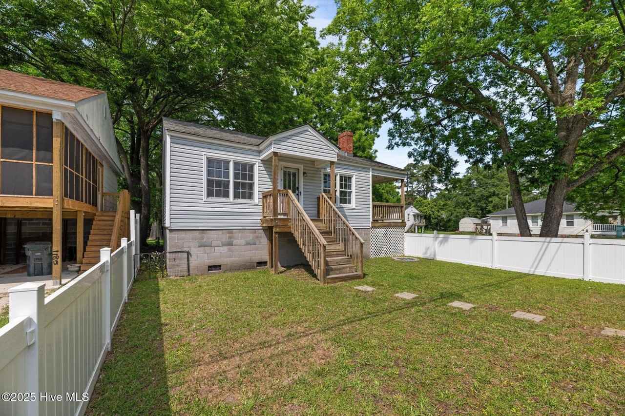 2402 Oaks Rd - Photo 2 of 24