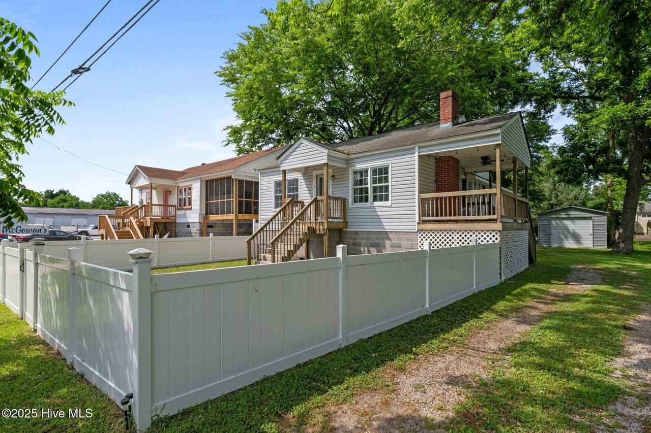 2402 Oaks Rd - Photo 3 of 24